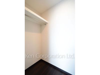 Walk-In Closet ※Photo of the same layout on 10 floor. Decoration and fixture may differ.