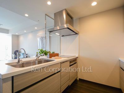 Kitchen ※Photo of the same layout on 10 floor. Decoration and fixture may differ.