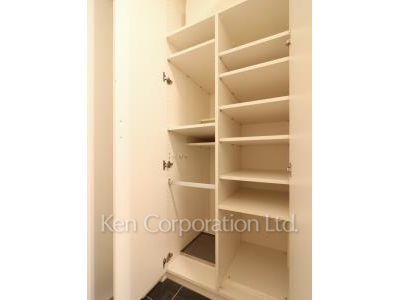 Shoes Closet ※Photo of the same layout on 3 floor. Decoration and fixture may differ.