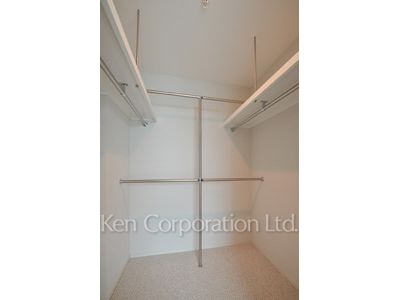 Walk-In Closet ※Photo of the same layout on 19 floor. Decoration and fixture may differ.