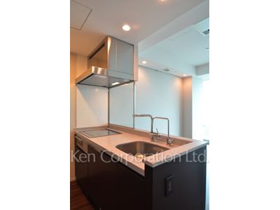 Kitchen ※Photo of the same layout on 19 floor. Decoration and fixture may differ.