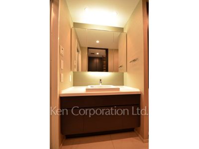 Powder Room ※Photo of the same layout on 19 floor. Decoration and fixture may differ.