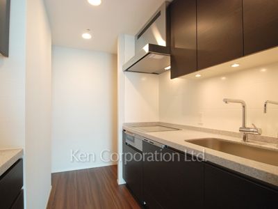 Kitchen ※Photo of the same layout on 13 floor. Decoration and fixture may differ.