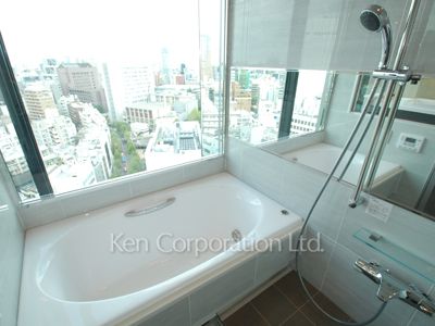 Bath ※Photo of the same layout on 13 floor. Decoration and fixture may differ.