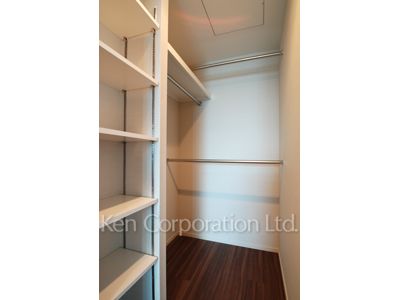 Walk-In Closet ※Photo of the same layout on 13 floor. Decoration and fixture may differ.