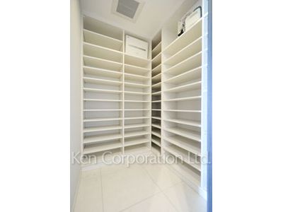 Shoes-In Closet ※Photo of the same layout on 15 floor. Decoration and fixture may differ.
