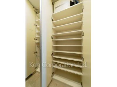 Shoes Closet ※Photo of the same layout on 18 floor. Decoration and fixture may differ.