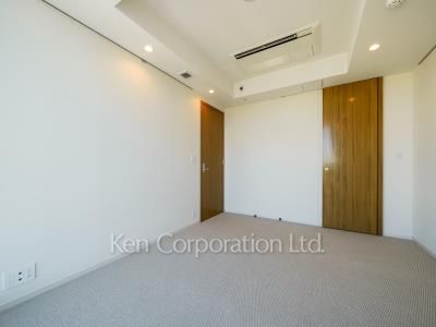 Master Bedroom ※Photo of the same layout on 18 floor. Decoration and fixture may differ.