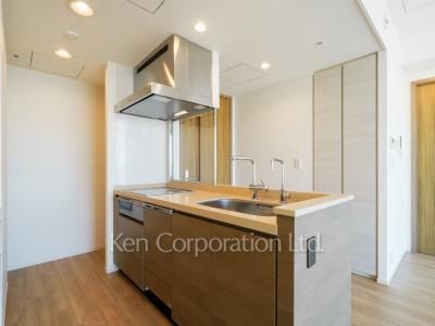 Kitchen ※Photo of the same layout on 18 floor. Decoration and fixture may differ.