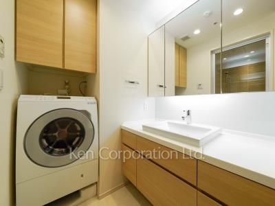 Powder Room ※Photo of the same layout on 18 floor. Decoration and fixture may differ.