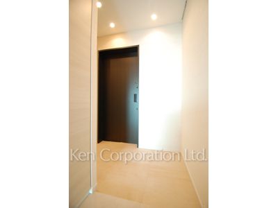 Entrance ※Photo of the same layout on 18 floor. Decoration and fixture may differ.