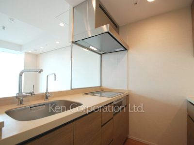 Kitchen ※Photo of the same layout on 18 floor. Decoration and fixture may differ.
