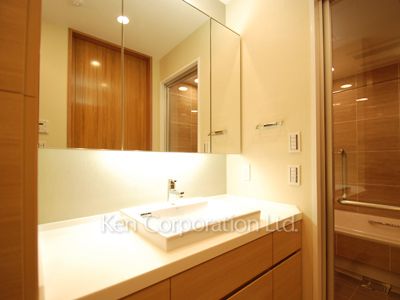 Powder Room ※Photo of the same layout on 18 floor. Decoration and fixture may differ.