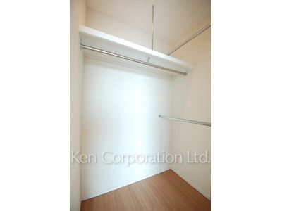 Closet ※Photo of the same layout on 18 floor. Decoration and fixture may differ.