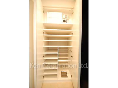 Closet ※Photo of the same layout on 18 floor. Decoration and fixture may differ.