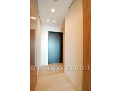 Entrance ※Photo of the same layout on 16 floor. Decoration and fixture may differ.