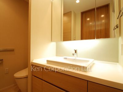 Powder Room ※Photo of the same layout on 16 floor. Decoration and fixture may differ.