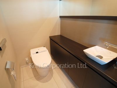 Lavatory ※Photo of the same layout on 13 floor. Decoration and fixture may differ.