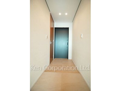 Entrance ※Photo of the same layout on 24 floor. Decoration and fixture may differ.
