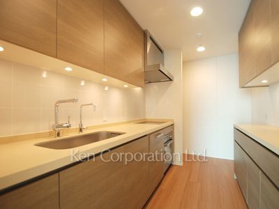 Kitchen ※Photo of the same layout on 24 floor. Decoration and fixture may differ.