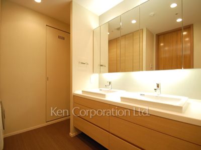 Powder Room ※Photo of the same layout on 24 floor. Decoration and fixture may differ.