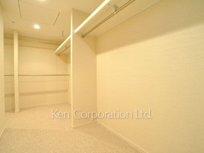 Closet ※Photo of the same layout on 22 floor. Decoration and fixture may differ.