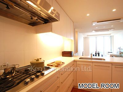 Kitchen ※Photo of the same layout on 29 floor. Decoration and fixture may differ.
