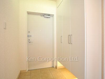 Entrance ※Photo of the same layout on 10 floor. Decoration and fixture may differ.
