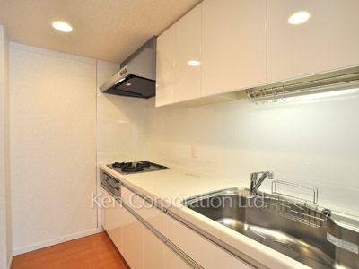 Kitchen ※Photo of the same layout on 10 floor. Decoration and fixture may differ.