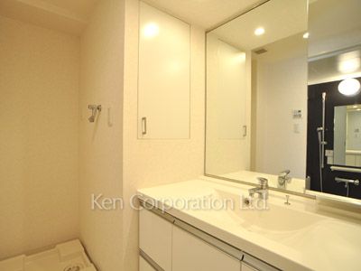 Powder Room ※Photo of the same layout on 10 floor. Decoration and fixture may differ.