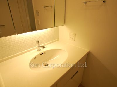 Powder Room ※Photo of the same layout on 3 floor. Decoration and fixture may differ.