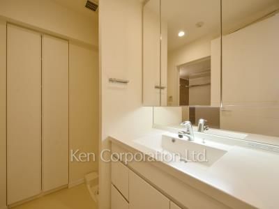 Powder Room ※Photo of the same layout on 24 floor. Decoration and fixture may differ.
