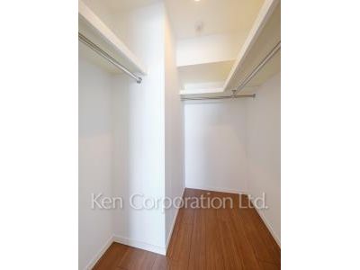 Walk-In Closet ※Photo of the same layout on 28 floor. Decoration and fixture may differ.