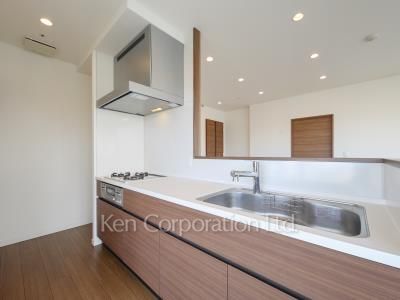 Kitchen ※Photo of the same layout on 28 floor. Decoration and fixture may differ.