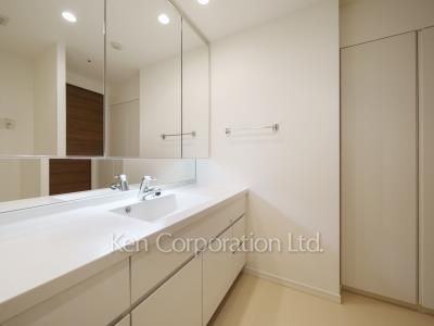 Powder Room ※Photo of the same layout on 28 floor. Decoration and fixture may differ.