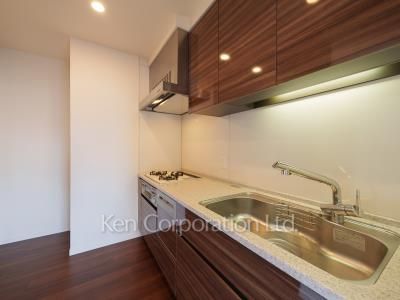 Kitchen ※Photo of the same layout on 44 floor. Decoration and fixture may differ.