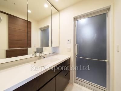 Powder Room ※Photo of the same layout on 44 floor. Decoration and fixture may differ.