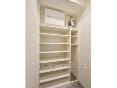 Shoes-In Closet ※Photo of the same layout on 37 floor. Decoration and fixture may differ.