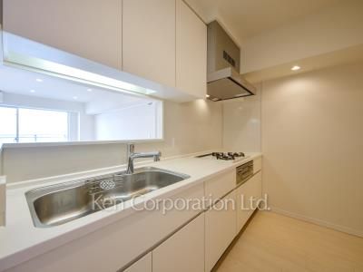 Kitchen ※Photo of the same layout on 37 floor. Decoration and fixture may differ.