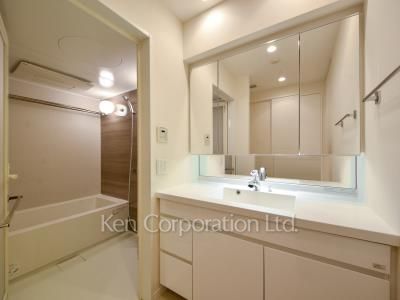Powder Room ※Photo of the same layout on 37 floor. Decoration and fixture may differ.