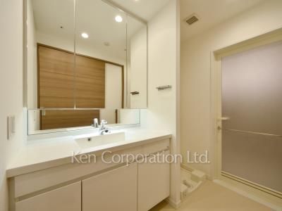 Powder Room ※Photo of the same layout on 16 floor. Decoration and fixture may differ.