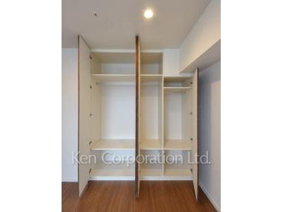 Closet ※Photo of the same layout on 22 floor. Decoration and fixture may differ.