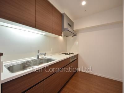 Kitchen ※Photo of the same layout on 28 floor. Decoration and fixture may differ.