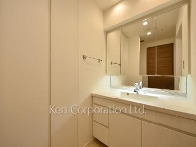 Powder Room ※Photo of the same layout on 28 floor. Decoration and fixture may differ.