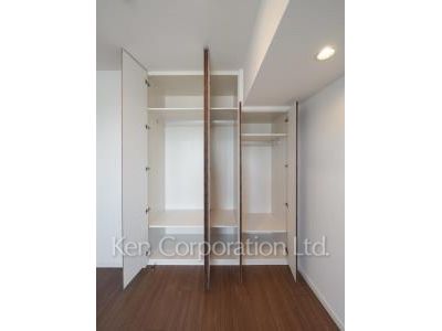 Closet ※Photo of the same layout on 22 floor. Decoration and fixture may differ.