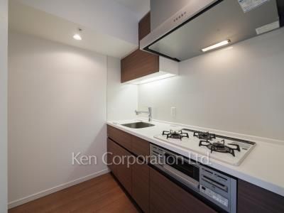 Kitchen ※Photo of the same layout on 22 floor. Decoration and fixture may differ.