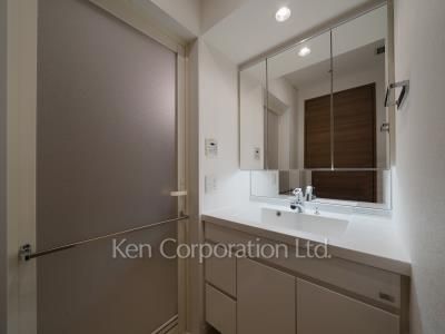 Powder Room ※Photo of the same layout on 22 floor. Decoration and fixture may differ.