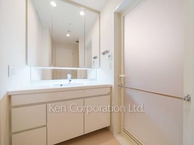 Powder Room ※Photo of the same layout on 19 floor. Decoration and fixture may differ.