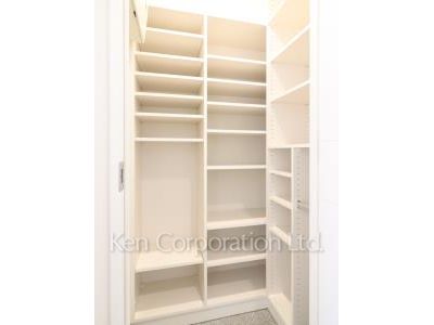 Shoes-In Closet ※Photo of the same layout on 38 floor. Decoration and fixture may differ.