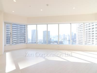 Living-Dining ※Photo of the same layout on 38 floor. Decoration and fixture may differ.